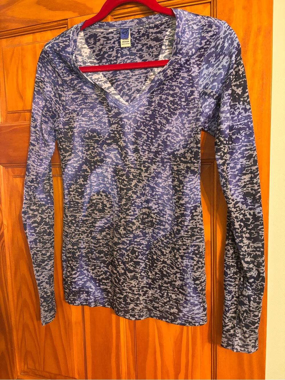 Kavio Women's Long-Sleeve V-Neck Top in Blue Camouflage Print